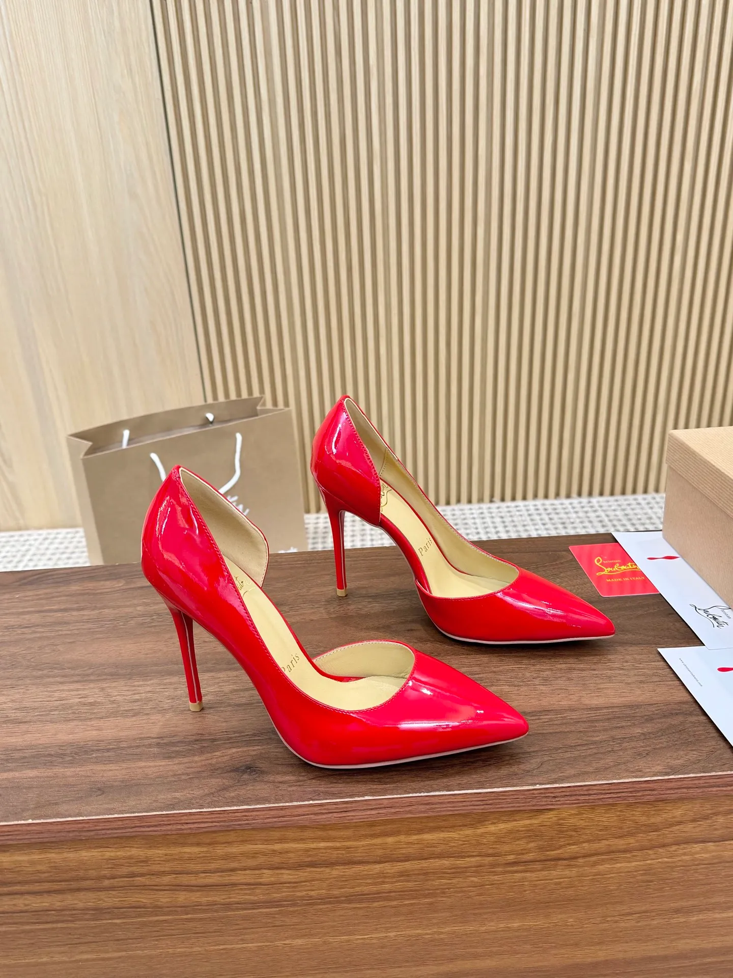 💕💕Factory direct selling price p440💕💕 Genuine leather sole +40 shipped all year round💝Christian Louboutin CL👠 "Imported cow patent leather💎Side hollow series" noble and luxurious, real blingbling👟👟 real materials, all customized by the pattern maker, and the materials are made of original customized materials to achieve the taste of the original 5 color options💍 Upper: Imported 👉cow patent leather💪 Lining: Sheepskin foot pad/lining Size: 34-40.41.42 Heel height: two options: 10.5cm and 8.5cm